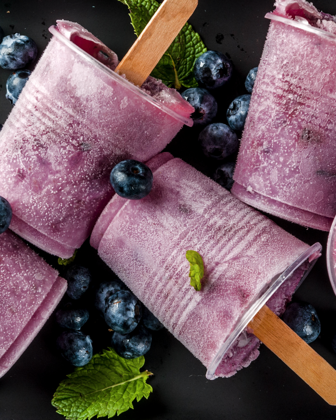 Easy snack recipe for kids in the summer, DIY lemon blueberry yogurt popsicles